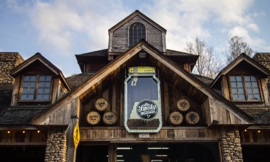 Gatlinburg, Tennessee, Usa. 25 Mart 2016 - Ole Smoky Damıtımevi Amerika 'da en çok ziyaret edilen içki fabrikası olarak kendini tanıtıyor