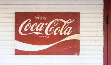 Traverse City, Michigan, Usa - 2 Ekim 2017: Bir marketin yanında klasik Coca-Cola tabelası