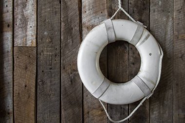 Kırsal ahşap duvarda kopyalanmış yaşam halkası.