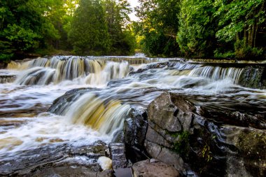 Michigan 'ın Yukarı Yarımadası' ndaki Yukarı Bond Şelalesi. Beautiful Bond Falls, Ontonagon Nehri üzerinde birkaç şelalesi bulunan Michigan State Scenic Site 'dir.. 