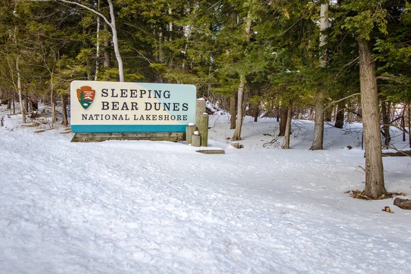 グレン アーバー ミシガン州 アメリカ 2019年3月11日 長いミシガンの冬の間に雪に囲まれた眠れる熊の砂丘国立湖畔への入り口の標識 公園は一年中オープンしており 手入れの行き届いたクロスカントリースキーやスノーシュートレイルを提供しています — ストック写真