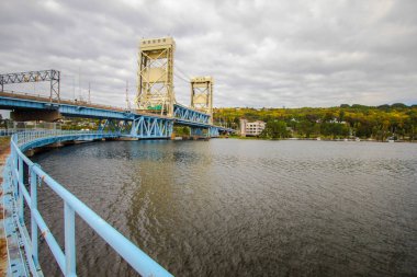 Houghton Michigan şehir merkezi. Yukarı Yarımada şehri Houghton Hancock Michigan 'dan Portage Lake Lift Köprüsü ile Panorama