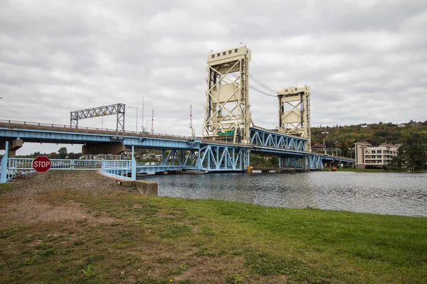 ブリッジビューパークダウンタウンホートンミシガン州の歴史的なポーテージリフト橋を背景に — ストック写真