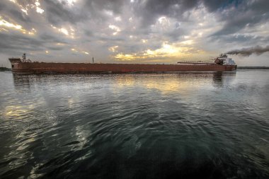  Port Huron, Michigan, Usa - 4 Eylül 2018: 300 metrelik Great Lakes yük gemisi James R Barker gün doğumunda