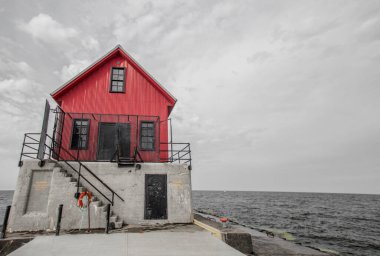 Moody Grey Sky 'ın altındaki Great Lakes Deniz Feneri. Grand Haven Deniz Feneri Michigan Gölü kıyısında Büyük Göller kıyısında..