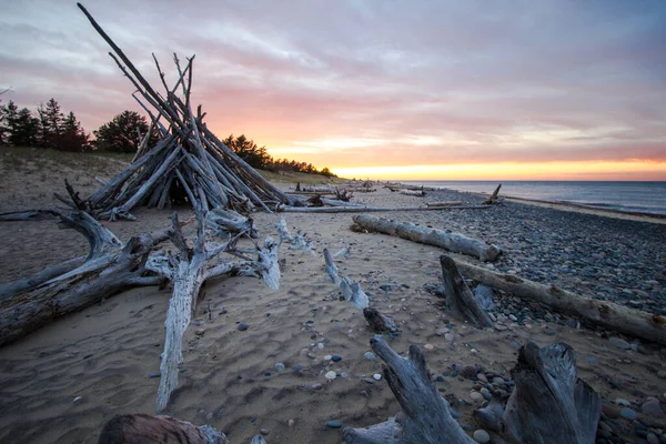 Driftwood海滩日落 位于白菲什角的苏必利尔湖沿岸 有一座原始的海滨小屋 夕阳西下 — 图库照片