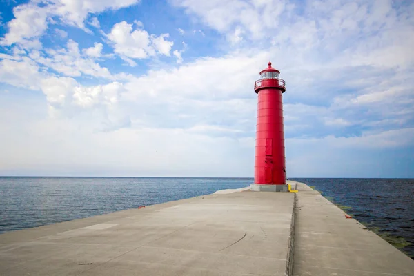 五大湖灯塔与复制空间 红色的大港灯塔在阳光灿烂的蓝天下 有长长的码头 前景广阔 — 图库照片