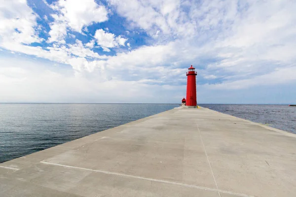 コピースペース付きの赤い灯台の背景 前景に長い桟橋とコピースペースを持つ日当たりの良い青空の下で赤いグランド ヘヴン灯台 — ストック写真