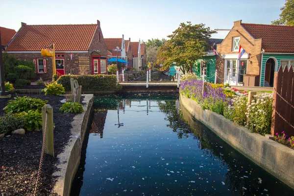 Hollanda, Michigan, Usa - 18 Eylül 2018: Kanallı Nelis Dutch Village sokak sahnesi. Köy 'de Hollanda, Michigan' da hediyelik eşya dükkanları, gezintiler ve turlar yer alıyor..