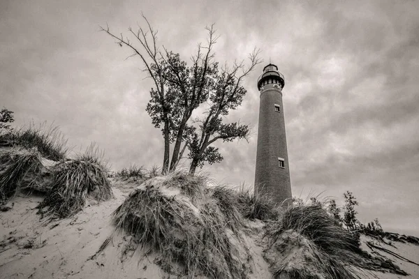 Stormy Lighthouse Background Moody Zatažená Obloha Písečnými Dunami Majákem Jak — Stock fotografie