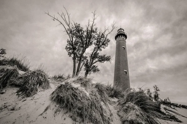 Sfondo Del Faro Tempestoso Moody Cielo Coperto Sopra Con Dune — Foto Stock