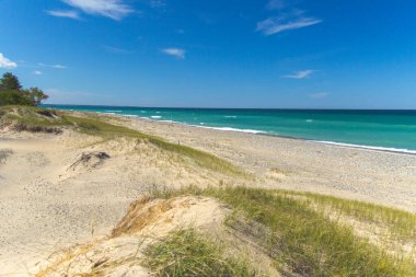 Sand Dunes Sahili Panorama Peyzajı. Superior Gölü 'nün gök mavisi suları ve kum tepecikleri Michigan' ın Yukarı Yarımadası 'nın Büyük Gölleri kıyısında, İki Kalpli Nehir Kampı' nda geniş kumlu bir plaja uzanıyor..
