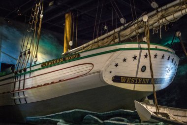 Alpena, Michigan, Usa - 11 Ekim 2019: Alpena Michigan 'daki Great Lakes Deniz Mirası Müzesi' ndeki tarihi ahşap bir Büyük Göller Okulunun kopyası. Müzede etkileşimli sergiler ve eserler yer alıyor ve ücretsiz giriş imkanı sunuyor..