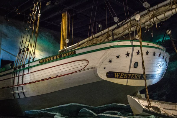密歇根州阿尔佩纳市 2019年10月11日 密歇根州阿尔佩纳市五大湖海事遗产中心博物馆 Great Lakes Maritime Heritage Center Museum 的一个具有历史意义的木制大湖区学校的复制品 — 图库照片