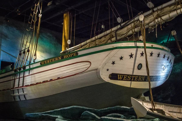 Alpena, Michigan, Usa - 11 Ekim 2019: Alpena Michigan 'daki Great Lakes Deniz Mirası Müzesi' ndeki tarihi ahşap bir Büyük Göller Okulunun kopyası. Müzede etkileşimli sergiler ve eserler yer alıyor ve ücretsiz giriş imkanı sunuyor..