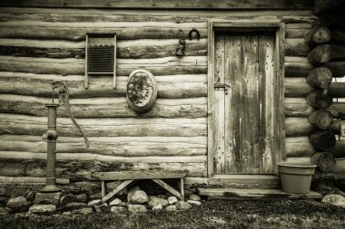 Basit bir köy hayatı. Orta Batı Amerika 'da tarihi bir kulübenin dış duvarı. Bu Maysville, Michigan 'da tarihi bir halka açık sergi. Özel bir mülk ya da ikamet yeri değildir..