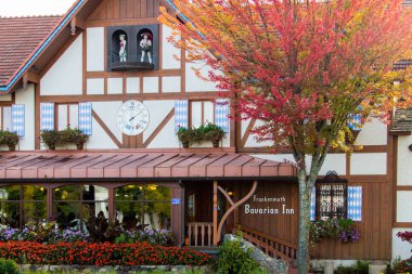 Frankenmuth, Michigan, Usa - 9 Ekim 2018: Frankenmuth şehir merkezindeki ünlü Bavyera Oteli. Alman temalı restoran, yiyebildiğin kadar tavuk yemeği ile ünlüdür..