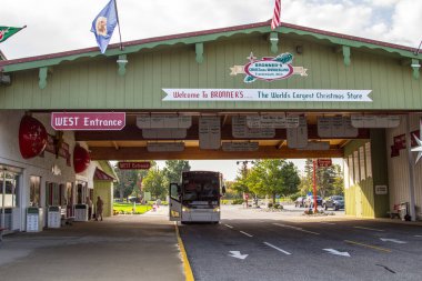 Frankenmuth, Michigan, Usa - 9 Ekim 2018 Bronners Noel Harikalar Diyarı 'nın önüne park edilmiş tur otobüsü. Bronners kendini dünyanın en büyük Noel mağazası olarak tanıtıyor..