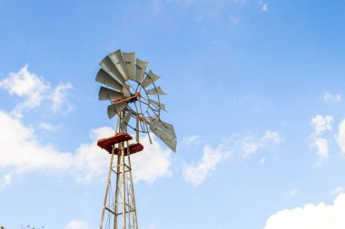 Eski moda yel değirmeni. Fotokopi alanı olan mavi gökyüzüne karşı geleneksel eski moda yel değirmeni 