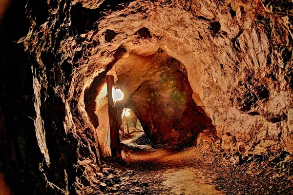 トンネル坑夫 放棄された鉱山シャフトの地下道と照明 — ストック写真