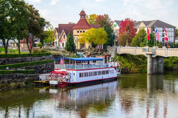 Frankenmuth, Michigan, Usa - 9 Ekim 2018: Bavyera Belle Riverboat 'lu Frankenmuth şehri. Frankenmuth, Michigan 'daki en popüler ikinci turizm merkezi..