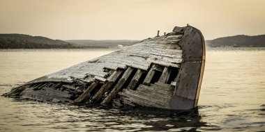 Büyük Göl Batığı. Tarihi ahşap tekne, Michigan Yarımadası 'nın yukarısındaki Resimli Kayalar Ulusal Lakeshore' da Superior Gölü kıyısında kaza yaptı..