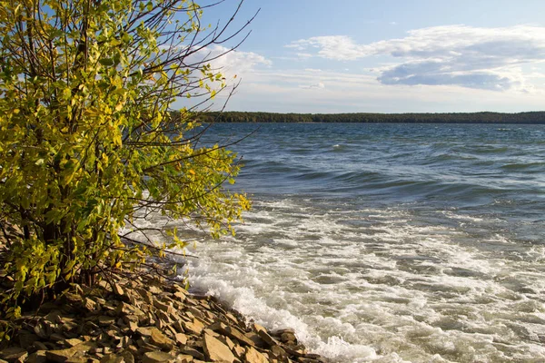 Wybrzeże Jeziora Superior Fale Rozbijają Się Skalistej Plaży Lake Superior — Zdjęcie stockowe