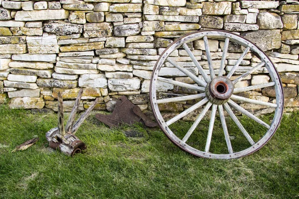 大篷车轮 木车轮子靠在一面旧石墙上 — 图库照片