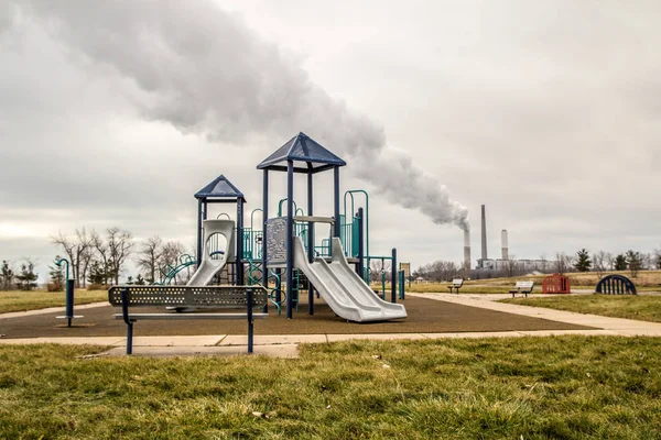 Parque Infantil Sterling State Park Con Una Pila Humo Ondulante —  Fotos de Stock