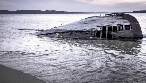 大湖難破船 ミシガン半島北部の写真岩国立湖岸のスペリオル湖の海岸で難破した歴史的な木製ボート — ストック写真
