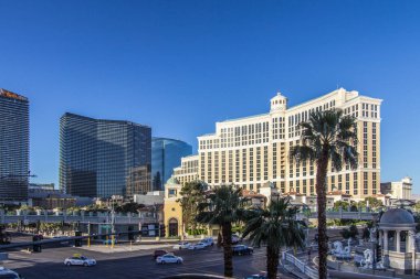 Las Vegas, Nevada, Usa - 6 Mayıs 2019: Arka planda Bellagio Oteli ve Kumarhanesi olan Las Vegas Bulvarı 'ndaki trafik manzarası. 
