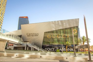 Las Vegas, Nevada, ABD - 6 Mayıs 2019: Las Vegas Bulvarı 'ndaki Kristaller Dükkanı' nın dışı. Lüks alışveriş merkezinde sanat galerileri, gurme restoranlar ve lüks perakende mağazaları yer alıyor..