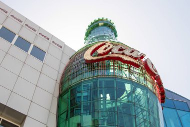 Las Vegas, Nevada, Usa - 6 Mayıs 2019: Nevada 'daki Las Vegas Bulvarı' ndaki Coca Cola mağazasında dünyanın en büyük kola şişesi.