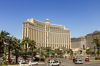 Las Vegas, Nevada, Usa - 6 Mayıs 2019: Las Vegas Bulvarı ve Flamingo Yolu 'nun arka planında Bellagio Resort ve Kumarhanesi olan yoğun kavşağı.