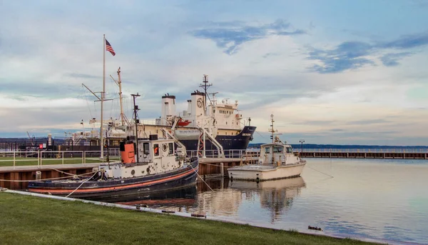 2017年10月2日 位于密歇根北部大学的港口和研究船停靠 该大学专门从事大湖区研究和海洋事业 — 图库照片
