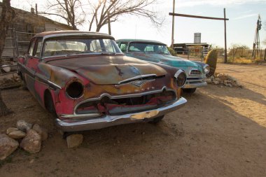 Hackberry, Arizona, ABD - 17 Şubat 2020: Arizona, Route 66 boyunca uzak çölde iki antika klasik Chrysler Desoto otomobili.