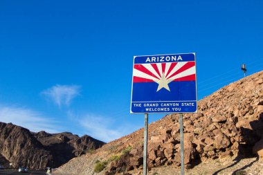 Hoover Barajı, Arizona, ABD - 18 Şubat 2020 Arizona ve Nevada sınırındaki Hoover Barajı 'nda Arizona eyaletinin hoş geldin tabelası.