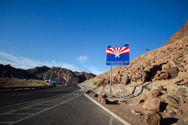 Hoover Barajı, Arizona, ABD - 18 Şubat 2020 Arizona ve Nevada sınırındaki Hoover Barajı 'nda Arizona eyaletinin hoş geldin tabelası.