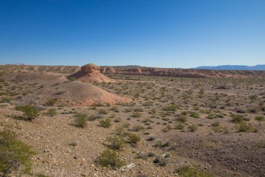 Amerikan Vahşi Batı Manzarası. Arizona 'nın Amerikan Güneybatı Çölü' nde geniş tepeli ve dağ sıralı çöl manzarası.. 