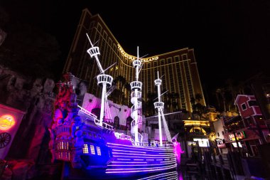 Las Vegas, Nevada, ABD - 20 Şubat 2020 Las Vegas Strip 'teki Hazine Adası Oteli ve Kumarhanesi' nin aydınlatılmış dış görünüşü.