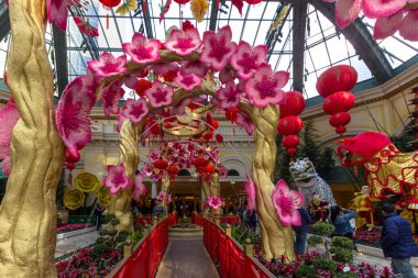 Las Vegas, Nevada, ABD - 20 Şubat 2020 Bellagio Konservatuarı 'nda bahar çiçeği aranjmanı Çin Yeni Yılı onları Las Vegas' taki Bellagio Resort ve Casino 'da sunar. Bellagio 'nun sahibi MGM Resorts International.