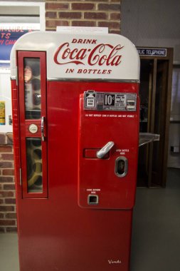 Amarillo, Teksas, ABD - 24 Şubat 2020: 1950 'lerden kalma dikey yönelimli Coca Cola marka otomat otomatını kapatın.
