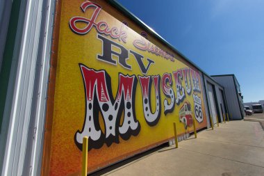 Amarillo, Teksas, ABD - 24 Şubat 2020: Amarillo 'daki Jack Sisemore Karavan Müzesi' nin girişindeki duvar resmi. Popüler ücretsiz müzede antika karavan ve motosikletler ve yıllar boyunca Amerikan seyahat ve kültürü üzerindeki etkileri yer alıyor.