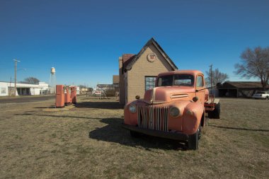 McLean, Teksas, ABD - 24 Şubat 2020: Tarihi Phillips 66 benzin istasyonu 1920 'lerin sonlarında inşa edildi ve Teksas eyaletindeki ilk Phillips 66 perakende benzin istasyonu oldu. Şu anda McLean, Tx 'te 66. yolda tarihi bir dönüm noktasıdır..