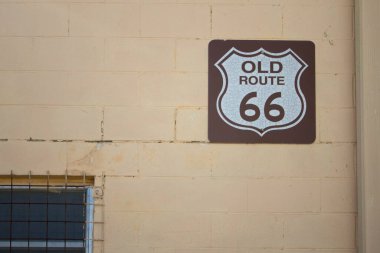 Tarihi otoyol boyunca küçük bir Teksas kasabasında 66. Yol İşareti.
