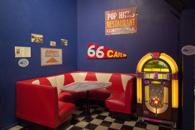 Clinton, Oklahoma, ABD - 25 Şubat 2020: Eski Route 66 'da 1950' lerin tarzı bir restoranın içi. Lokanta, Oklahoma eyaletindeki Route 66 Müzesi 'nde bulunmaktadır.. 