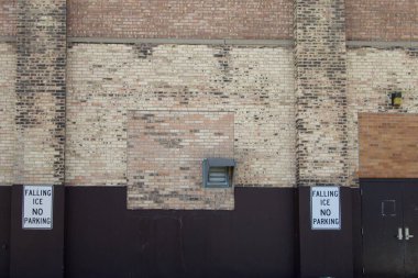 Michigan 'ın yukarı yarımadasındaki bir otoparkta buz düşme tehlikesi uyarısı.