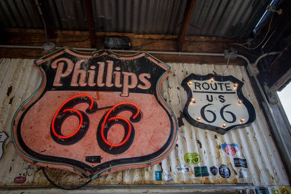 Hackberry Arizona Abd Şubat 2020 Retro Neon Phillips Route Levhalarını — Stok fotoğraf