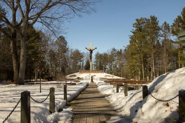 美国密歇根州印第安河 2019年3月25日 森林神龛中的十字架被积雪环绕 十字架是世界上最大的木制十字架 — 图库照片