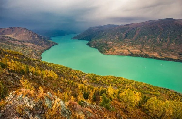 Xinjiang Kanas utsikt över fisken med utsikt över landskapet — Stockfoto